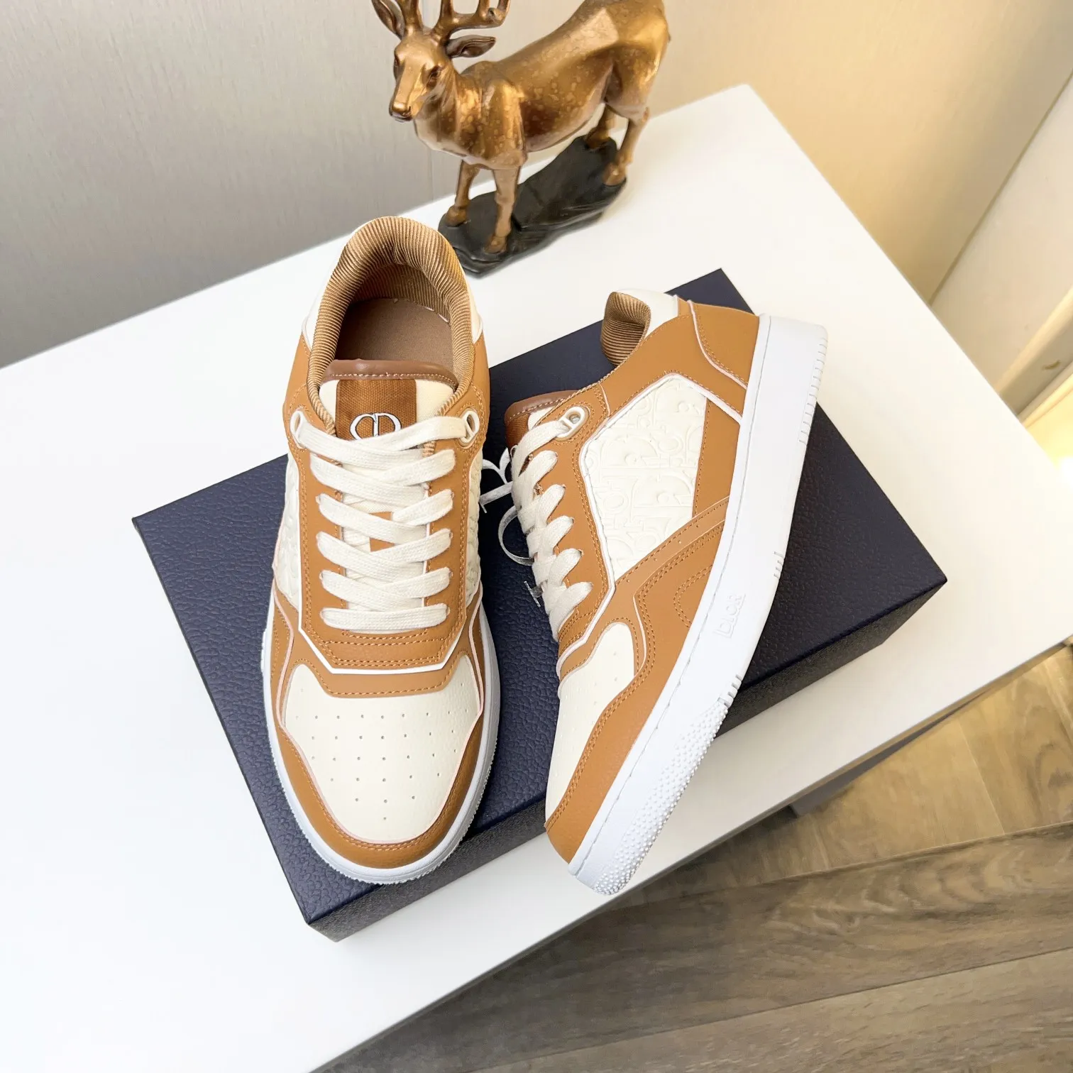 Men's Men's Shoes 💰400 [New] 🦩🦩Dior - Low-top sneakers 2025 spring men's collection new arrivals [Celebrate][Celebrate][Celebrate], reinterpret the basketball shoe design and become a classic Dior item [Strong][Strong][Strong], crafted in black and cream white smooth cowhide with beige suede, leather display on the side The CD logo, tongue, sole and back side are decorated with various distinctive details to enhance the style[666][666], while eyelet details, topstitching and rubber panels highlight the dynamic charm of its athletic style[strong][strong][strong]. It has a two-color rubber sole, which can be matched with various clothing to create a refined look. Size: 38 to 44 (45 can be customized